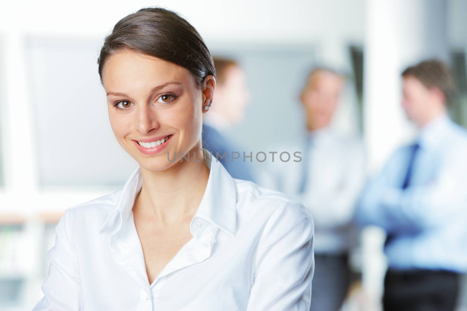 Smiling young business woman by stokkete