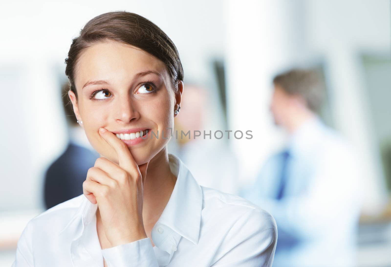 Smiling young business woman by stokkete