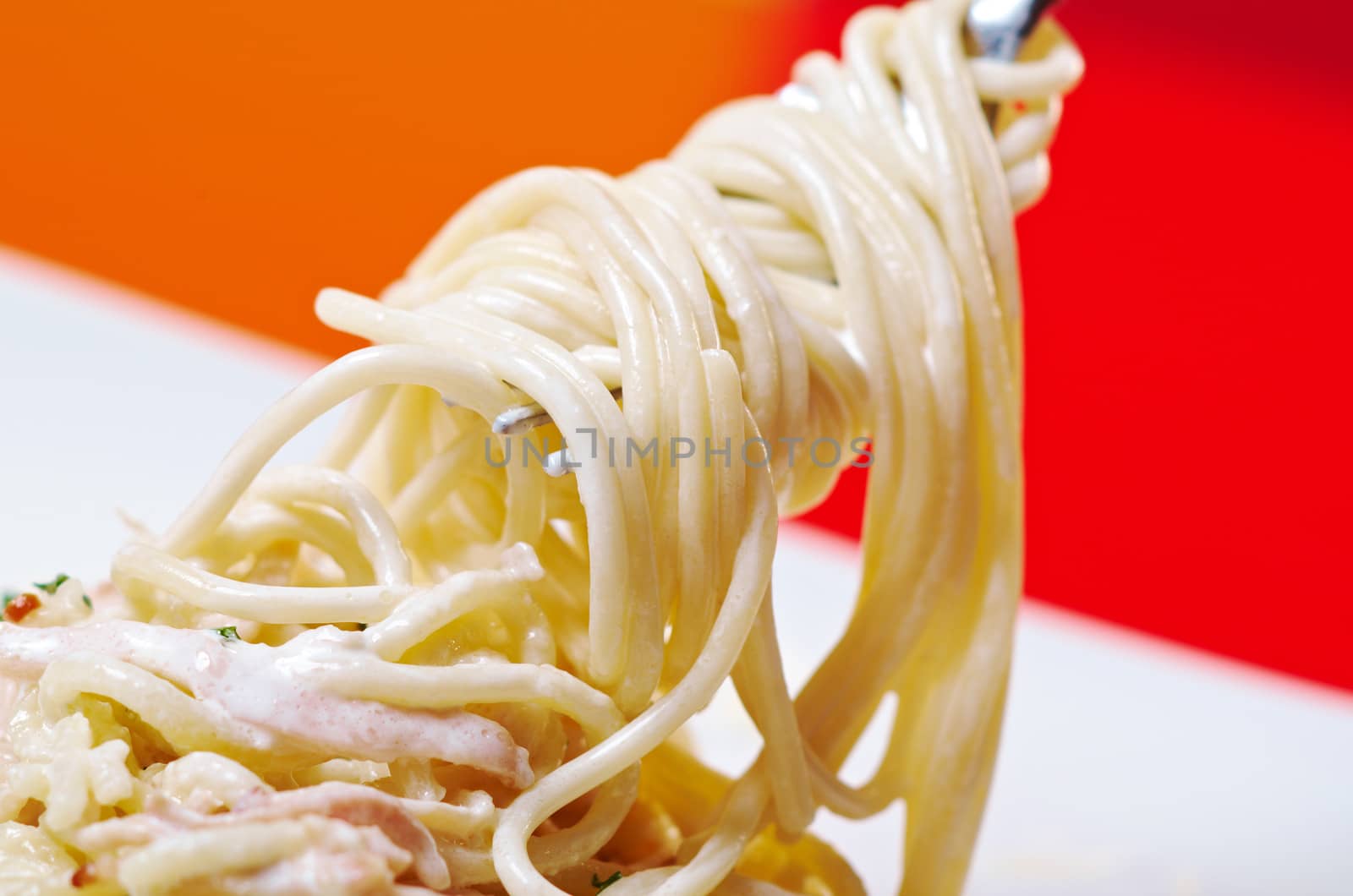 spaghetti carbonara on bowl by Fanfo