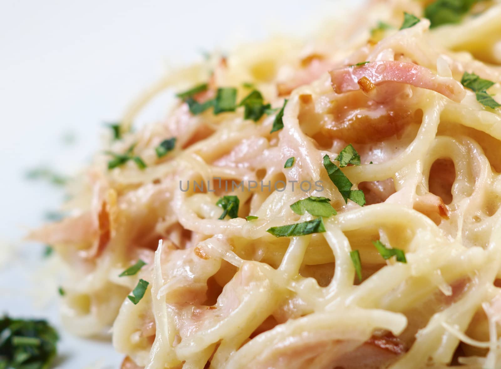 spaghetti carbonara on bowl by Fanfo