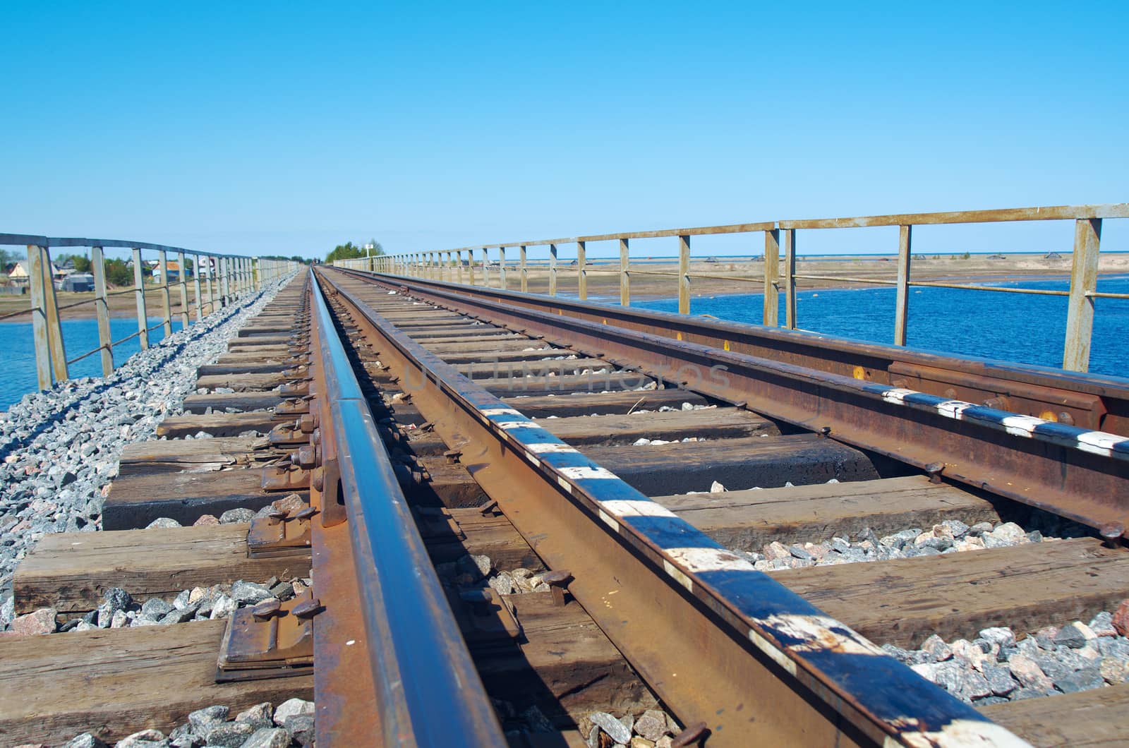 rail road bridge by Fanfo