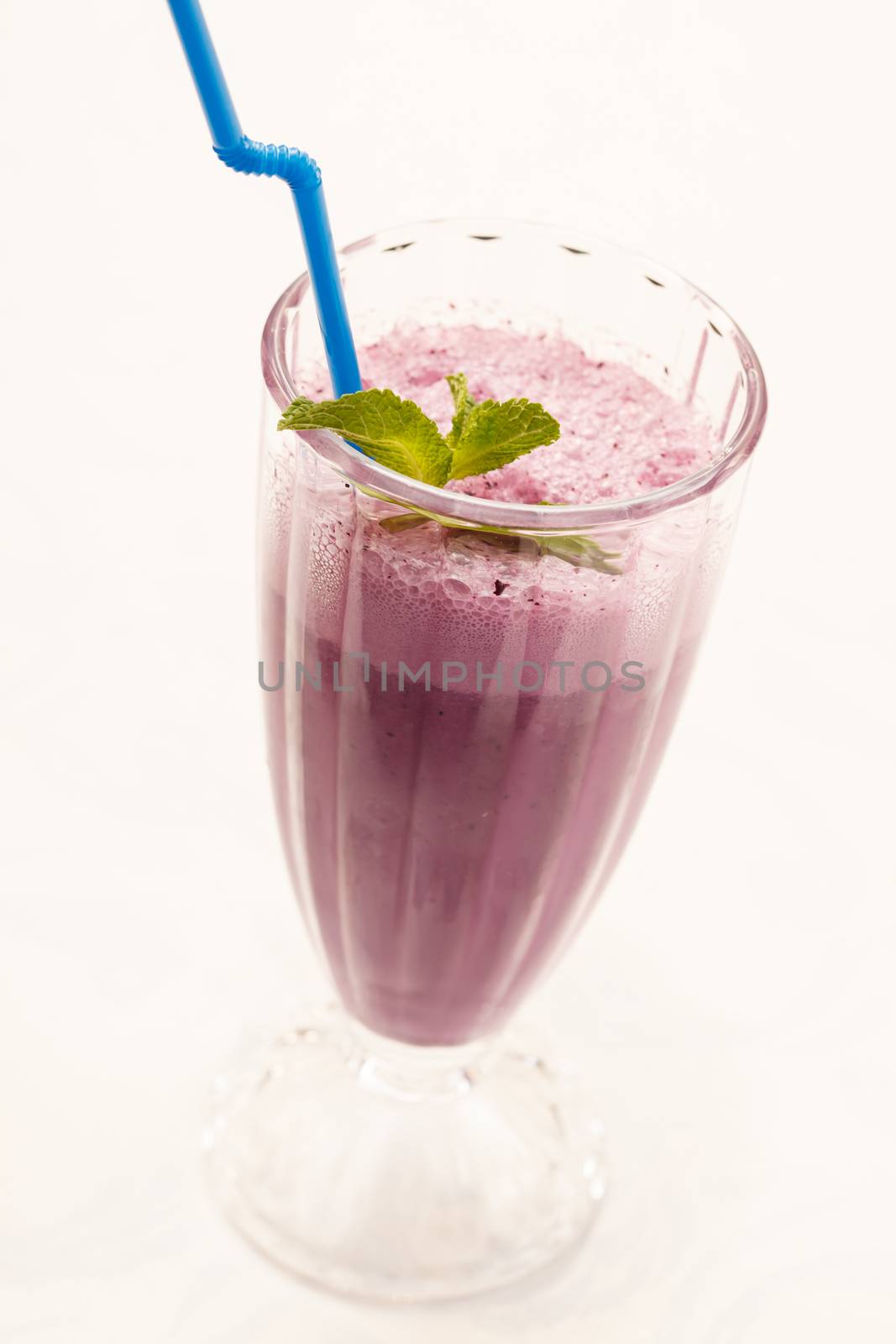 berry smoothie by shebeko