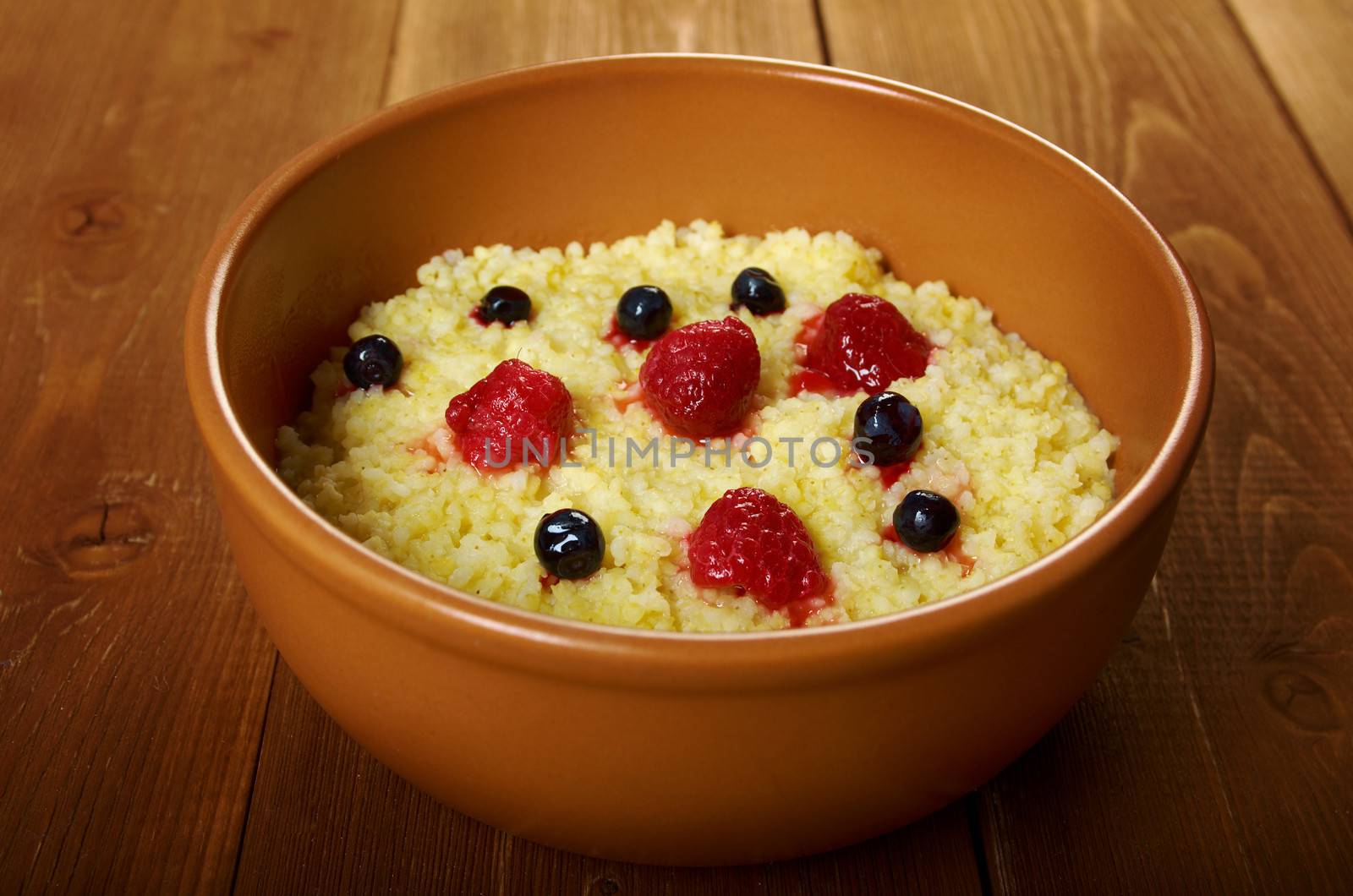Millet porridge with berry by Fanfo