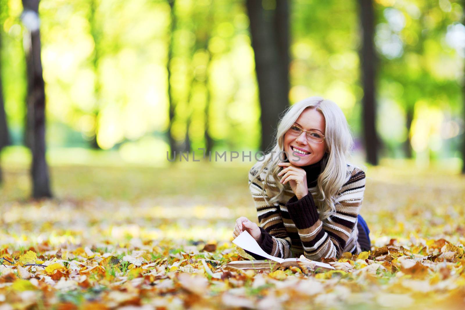 woman read the book in autumn park