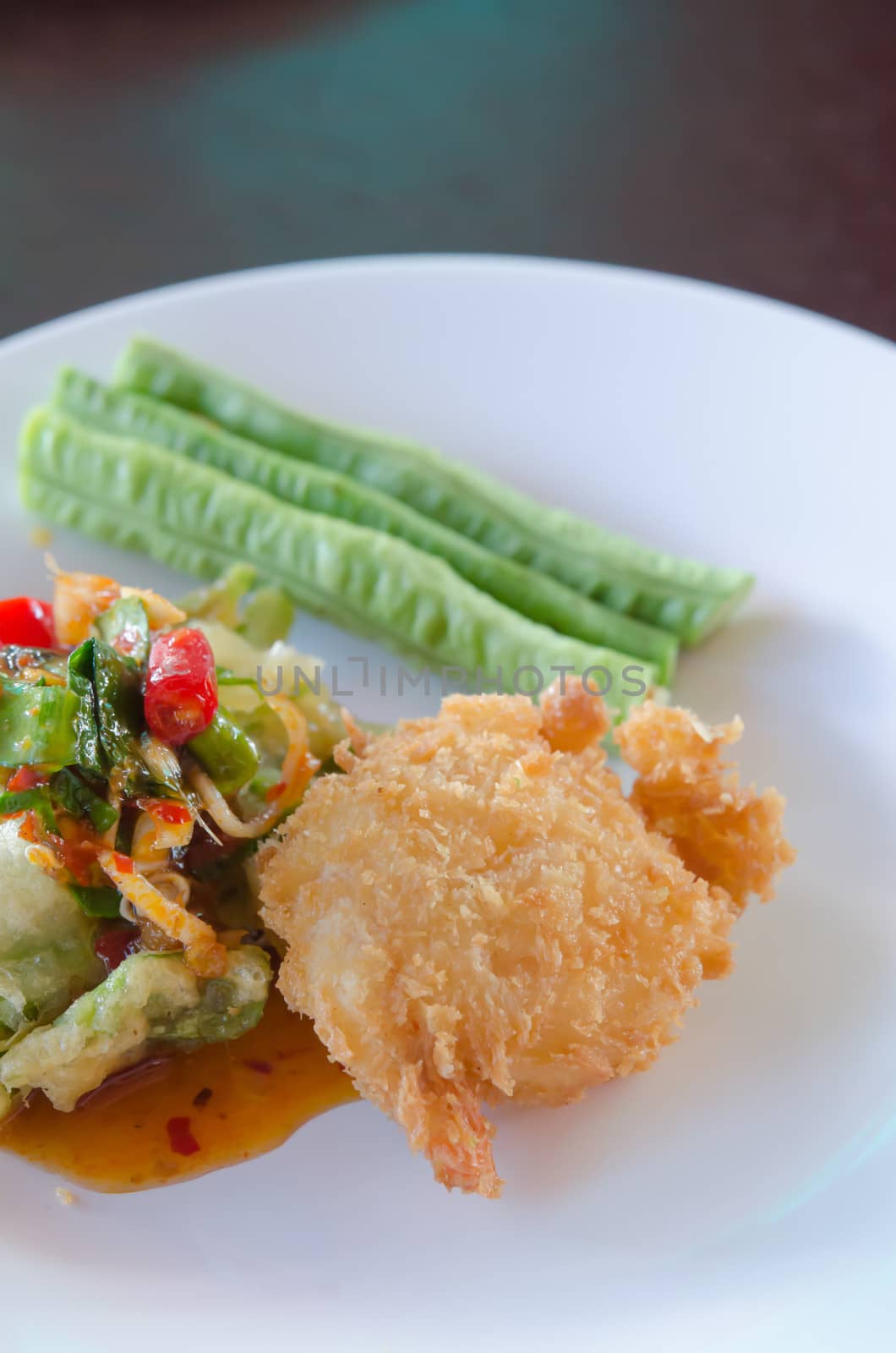 close up crispy shrimp and crispy vegetable served with chili sauce and fresh vegetable