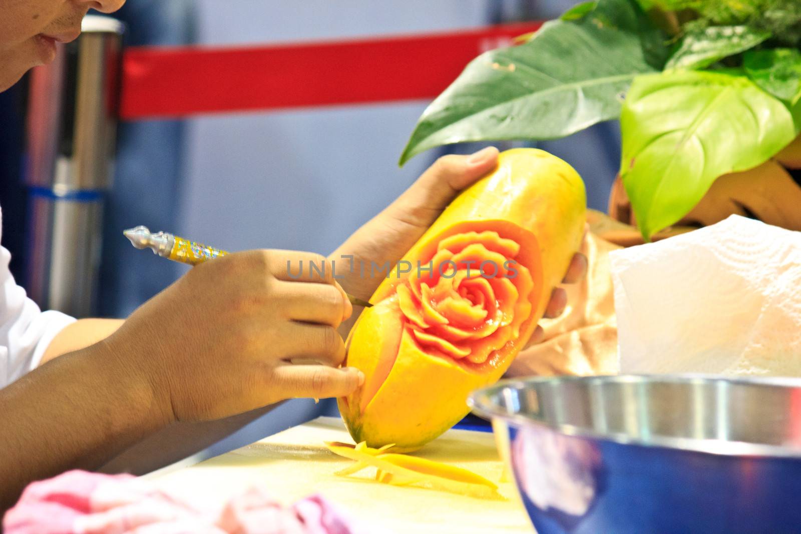 papaya carving in the Thailand ultimate chef challenge 2013