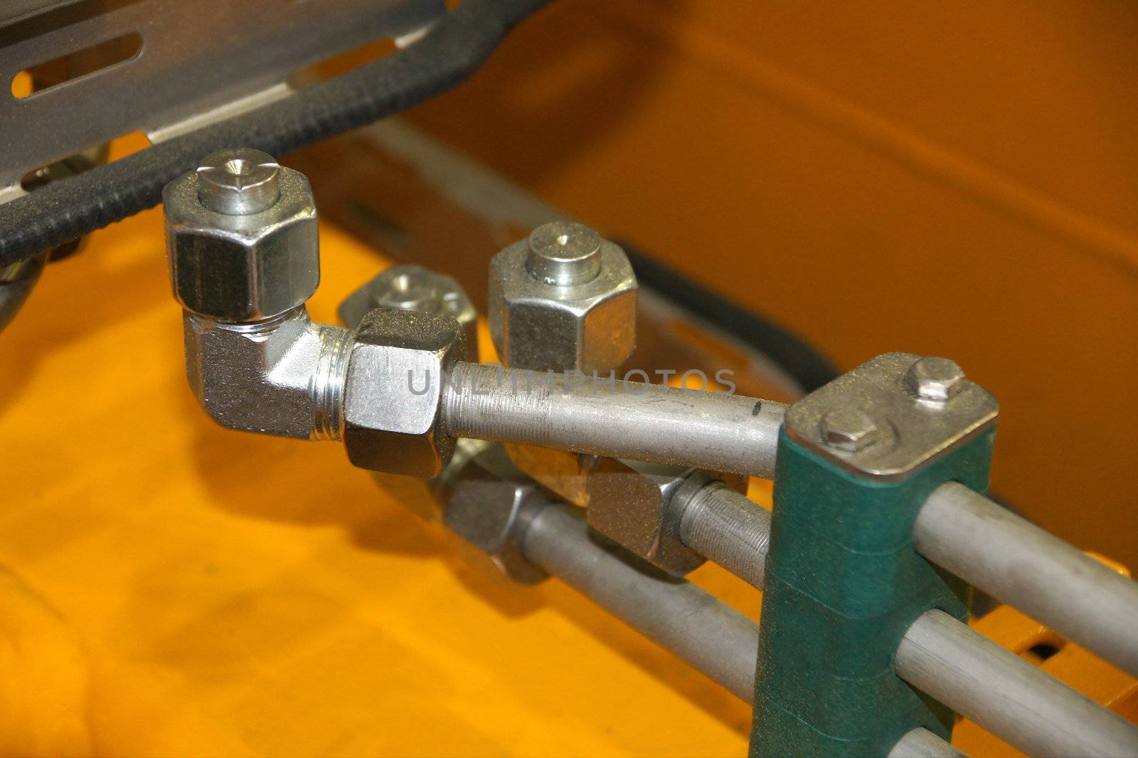 Steel connections and nuts on hydraulic pipelines