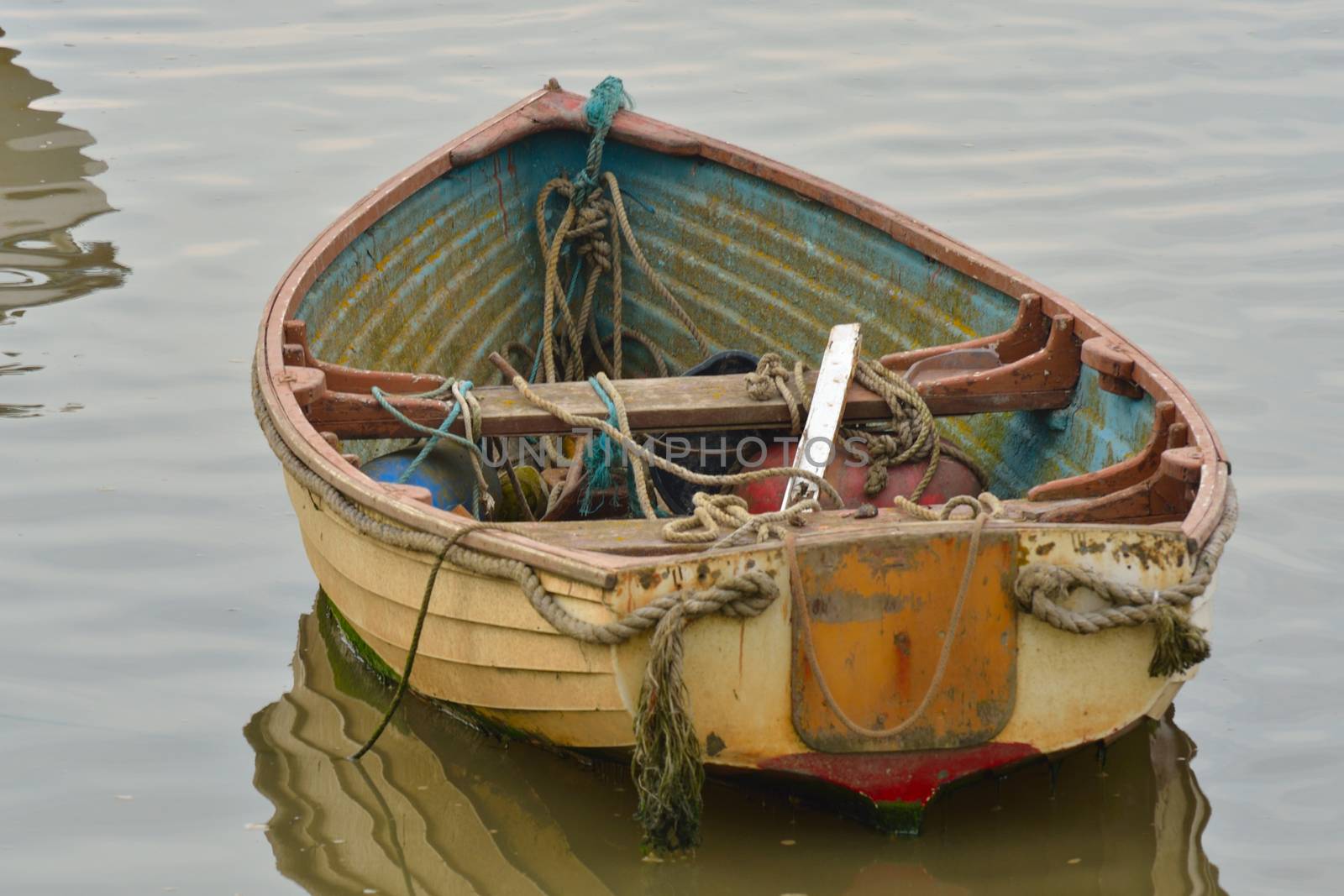 Dingy with ropes by pauws99