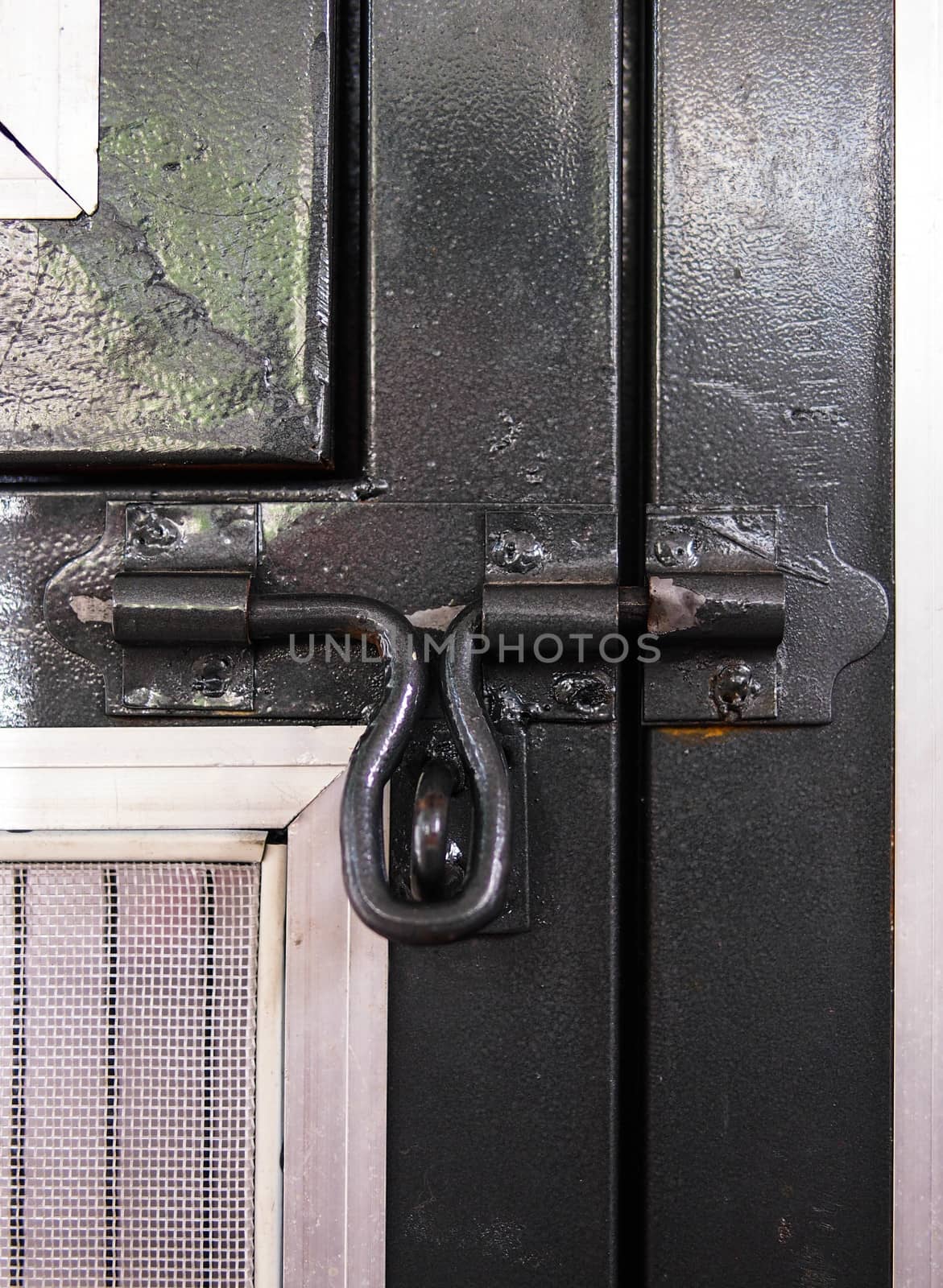 To lock the door by kapongza