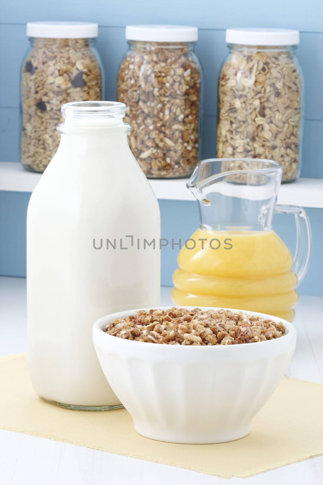 Delicious and healthy crunchy oats cereal, popular around the world, and often eaten in combination with yogurt or milk. 