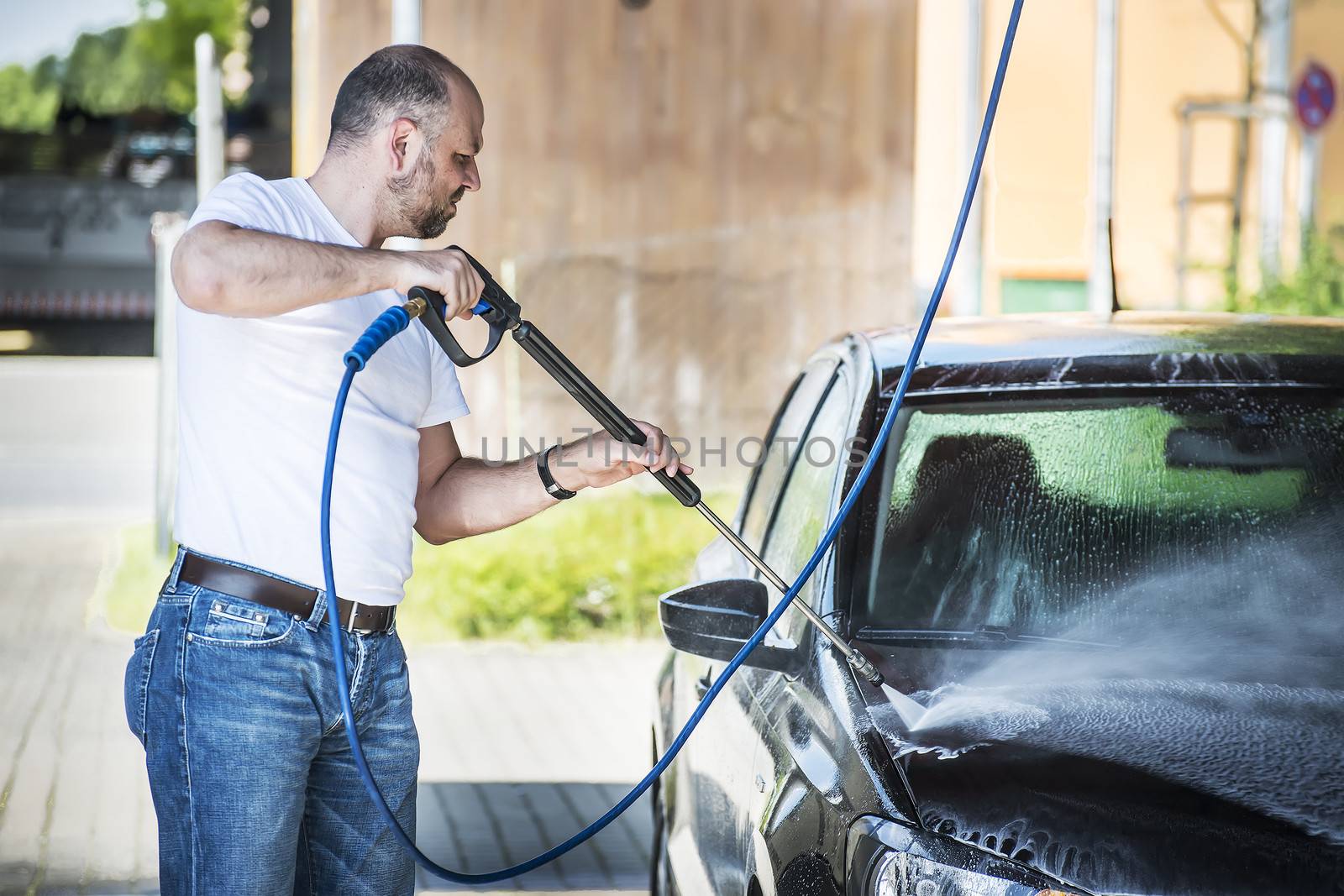 Man washing his car by w20er