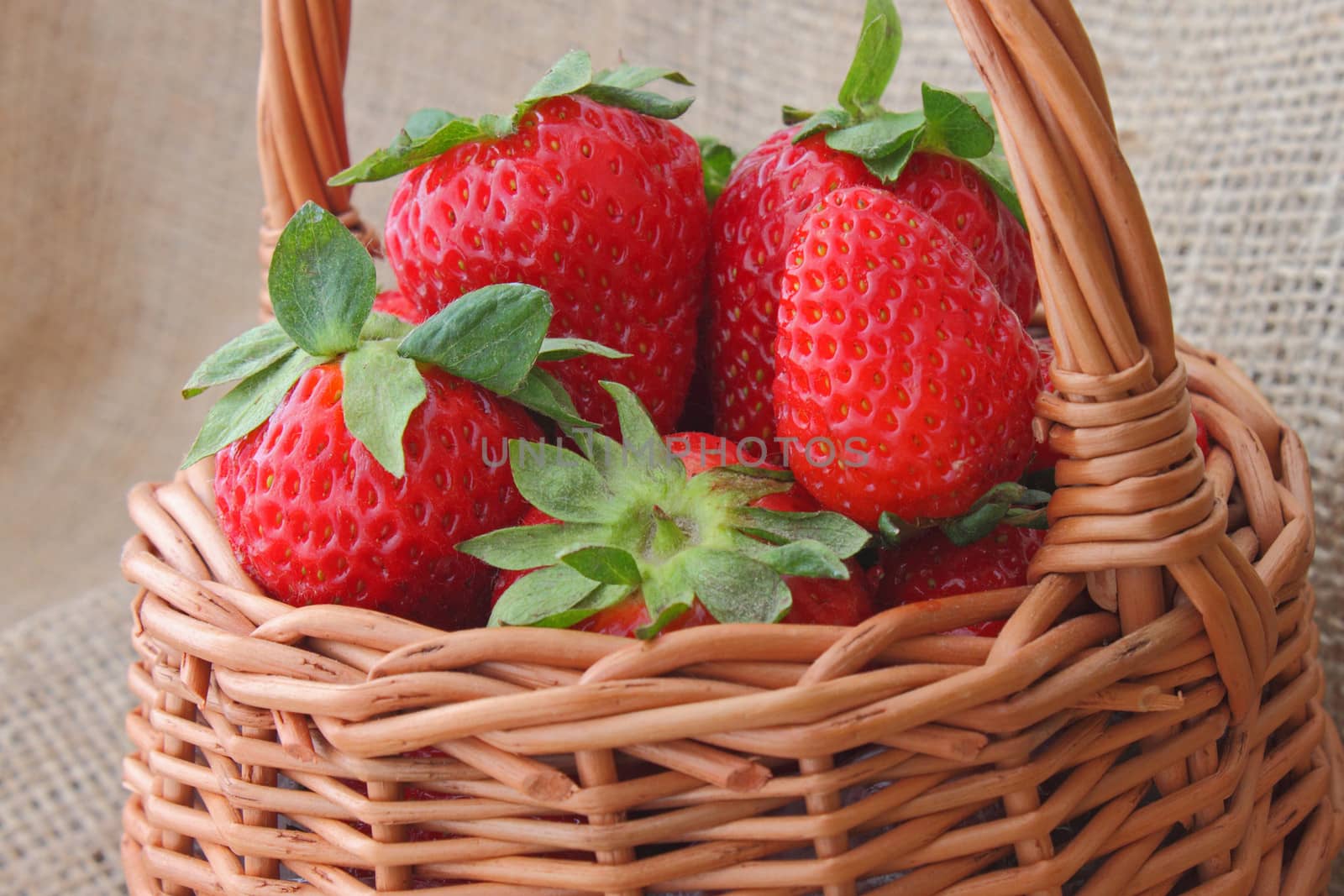basket with strawberries by romantiche