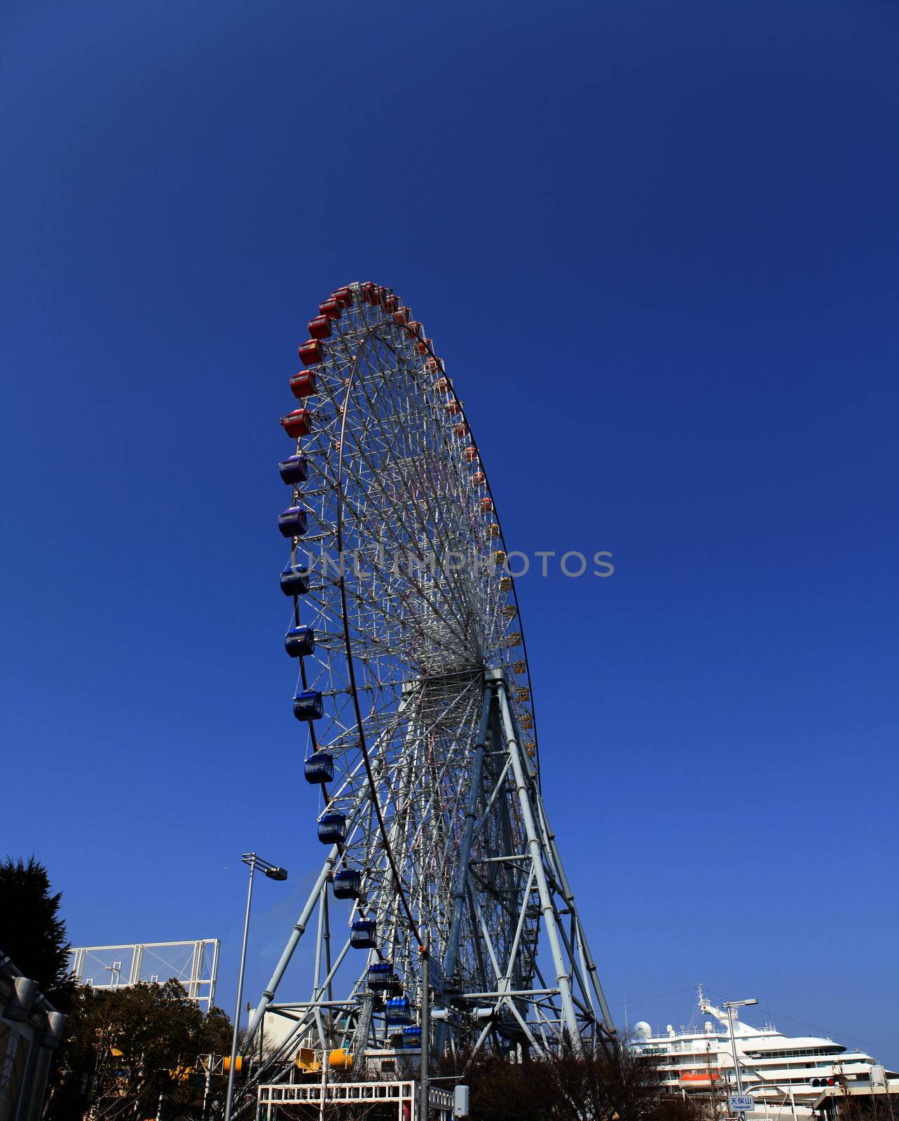 Attraction Ferris wheel  by thanomphong
