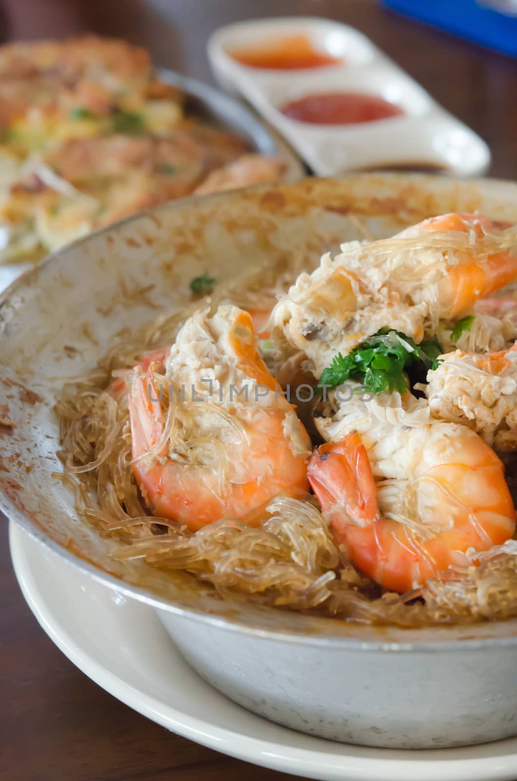 close up  baked  prawn with vermicelli, vegetable  and pepper sauce