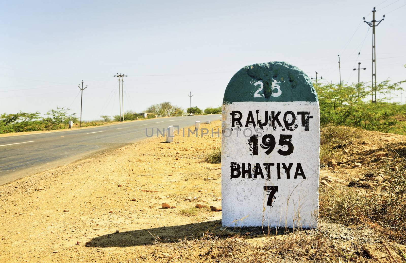 Rajkot 195 milestone on State Highway 25 by arfabita