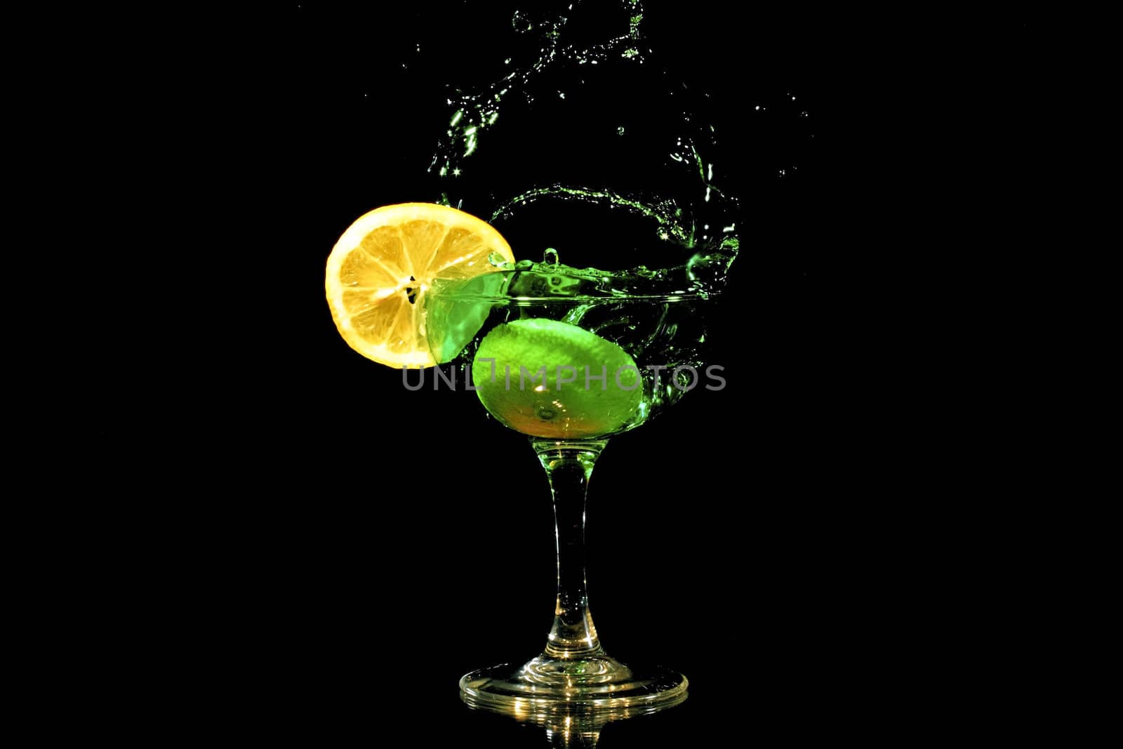 Green cocktail splash with a slice of citron