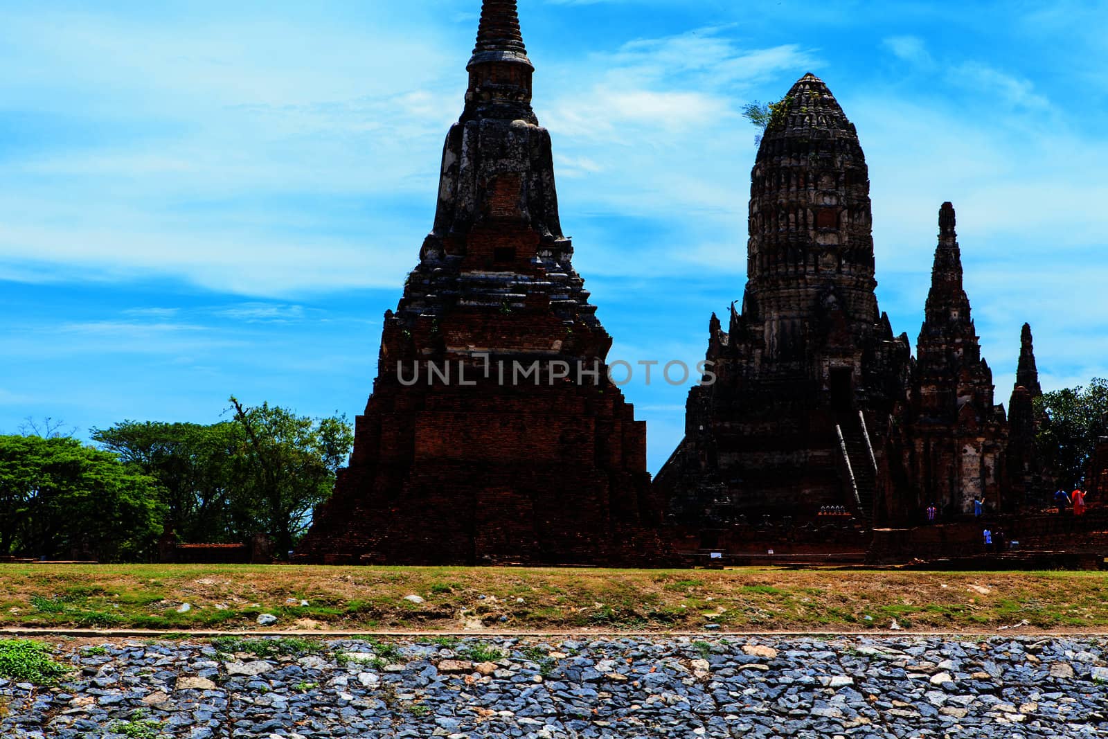 Chaiwatthanaram temple at Ayutthaya in Thailand and most famous for tourist take photo from the river.