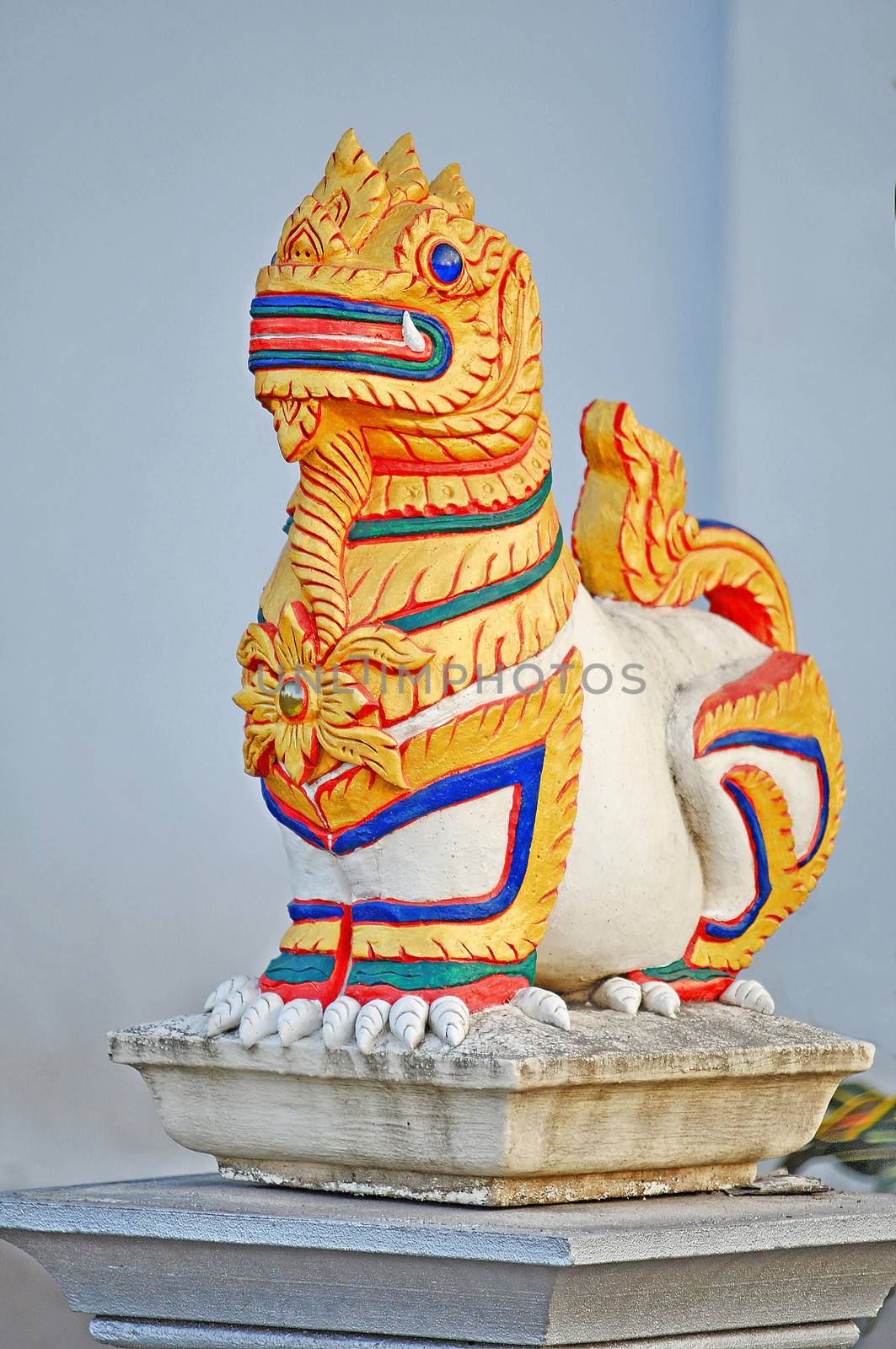 Buddhist mentioned. Two singha on the gate, which front of the temple gate. It is one male singha and one female singha. The implications of the belief that one is. Waiting for the advent of the Buddha, his name is "Lord Sri A Ri ya Met Tri", which means a cub of lion.
