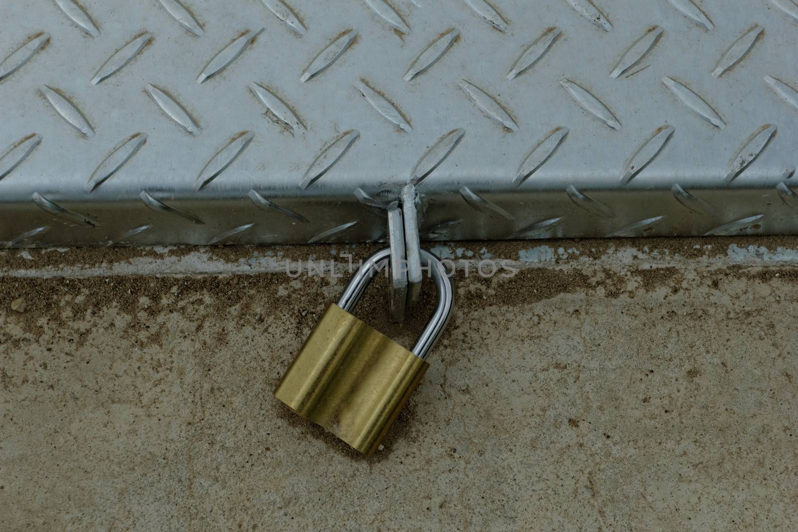 Seamless steel diamond plate with closed padlock