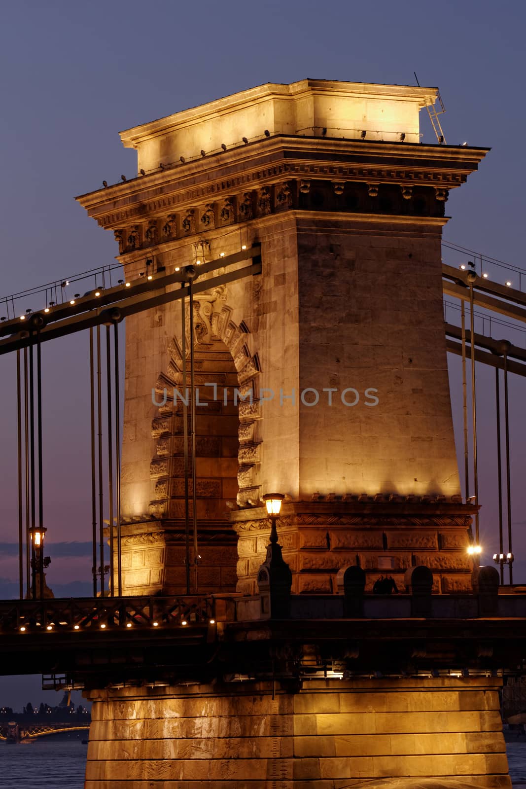 Night image of the hungarian chain Bridge by NagyDodo