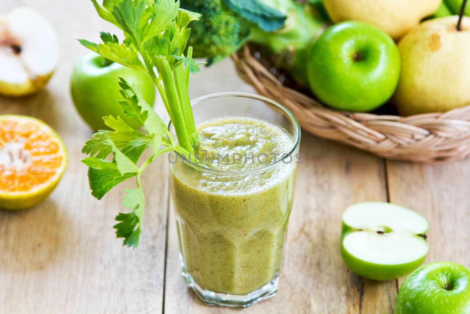 Apple with Celery and Broccoli smoothie by vanillaechoes