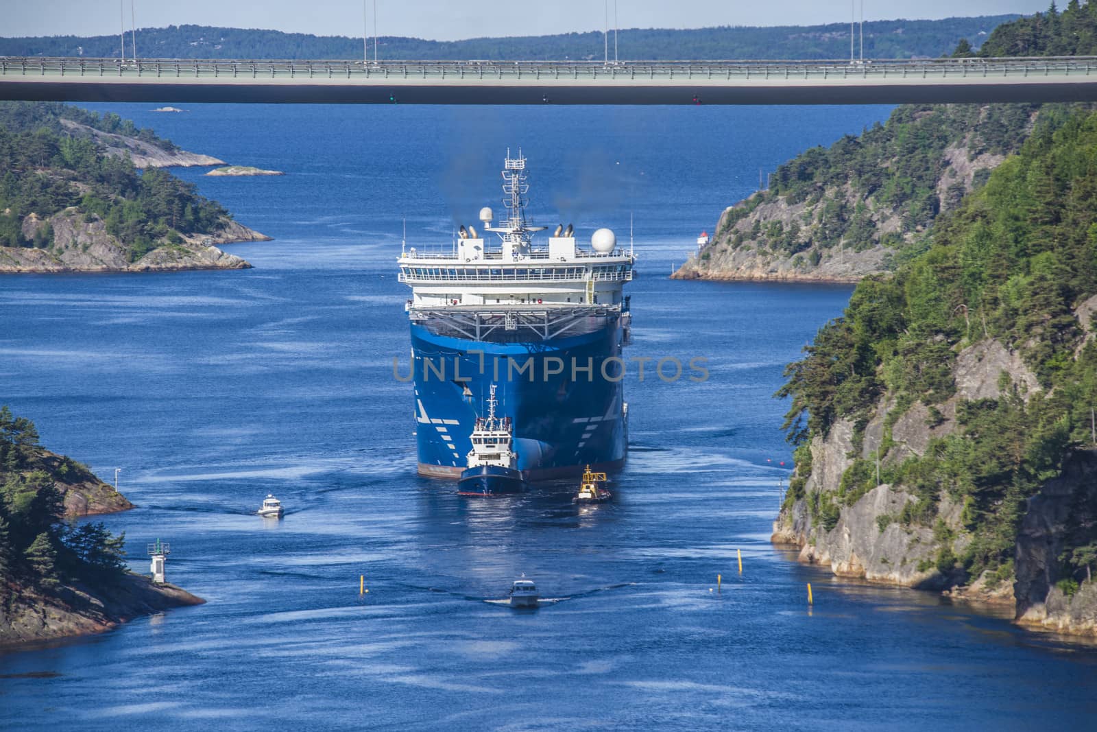 Tug Achilles and tug Belos have started towing the MV North Sea Giant through Ringdalsfjord in Halden, Norway.