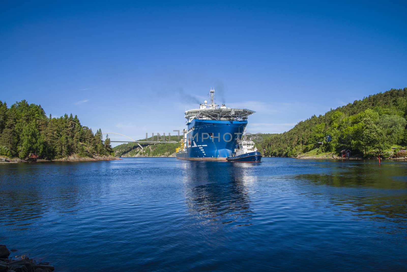 Tug Achilles and tug Belos have started towing the MV North Sea Giant through Ringdalsfjord in Halden, Norway.