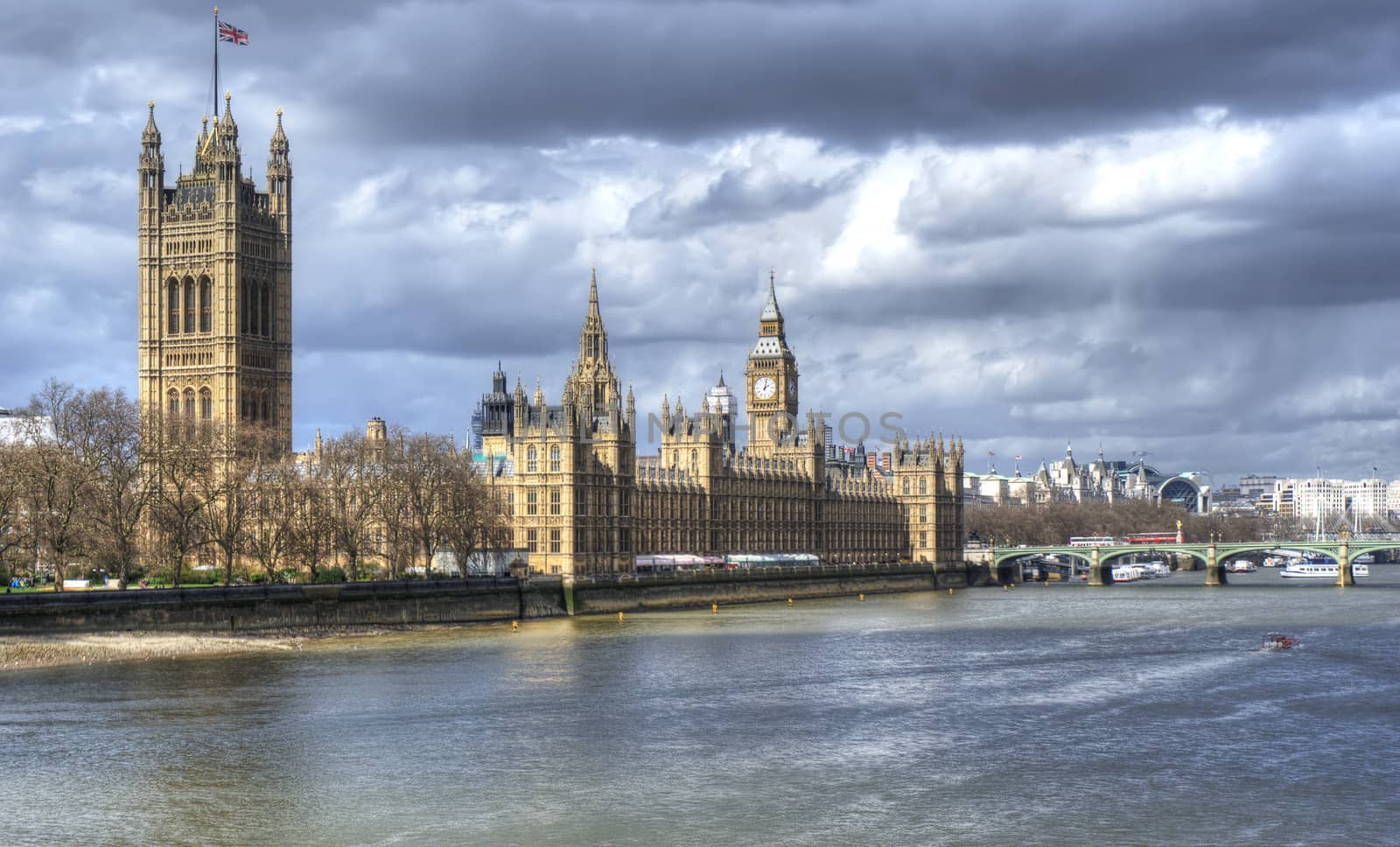 Houses of Parliament and big ben with Thames river by gandolfocannatella