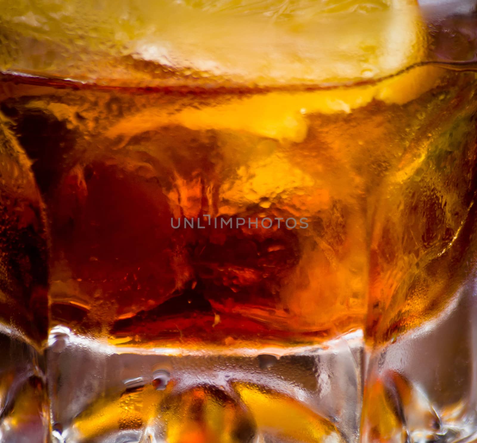 glass of cola with ice and lemon