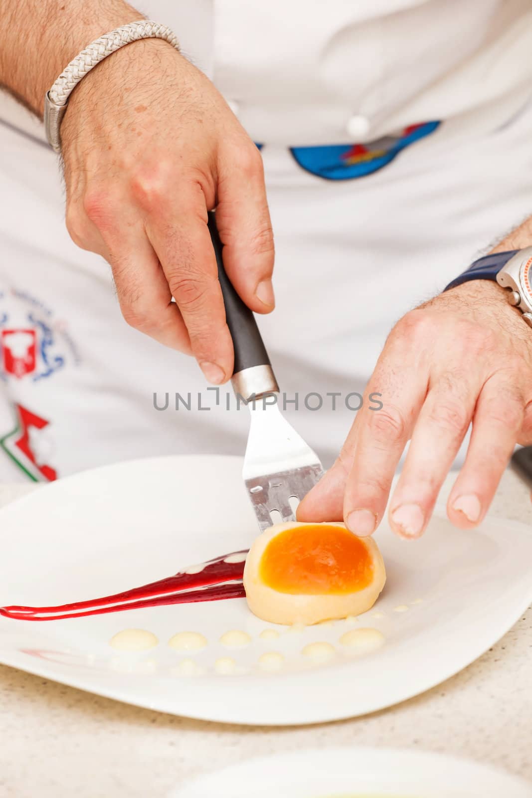 chef decorate plate with dessert 