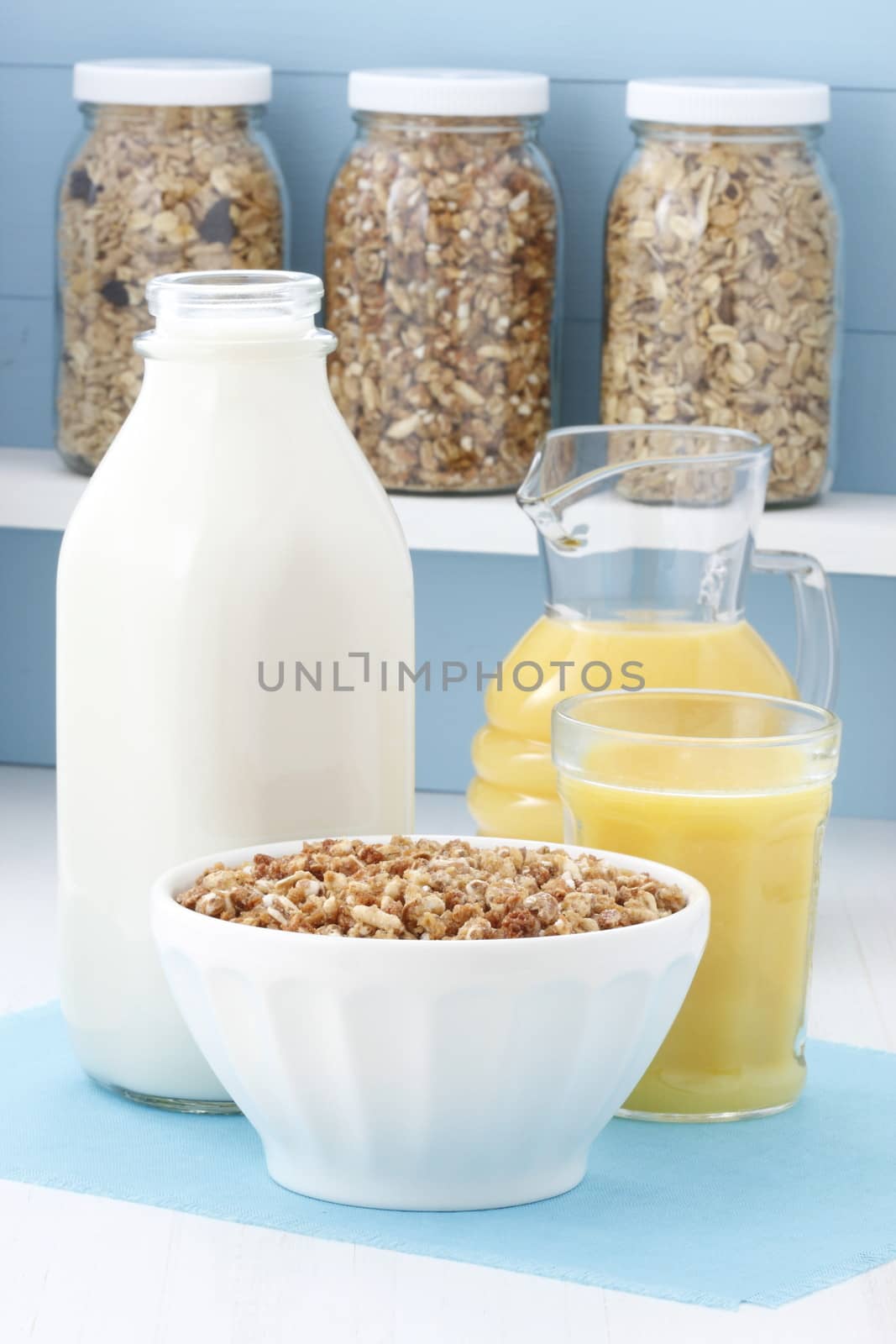 Delicious and healthy crunchy oats cereal, popular around the world, and often eaten in combination with yogurt or milk. 