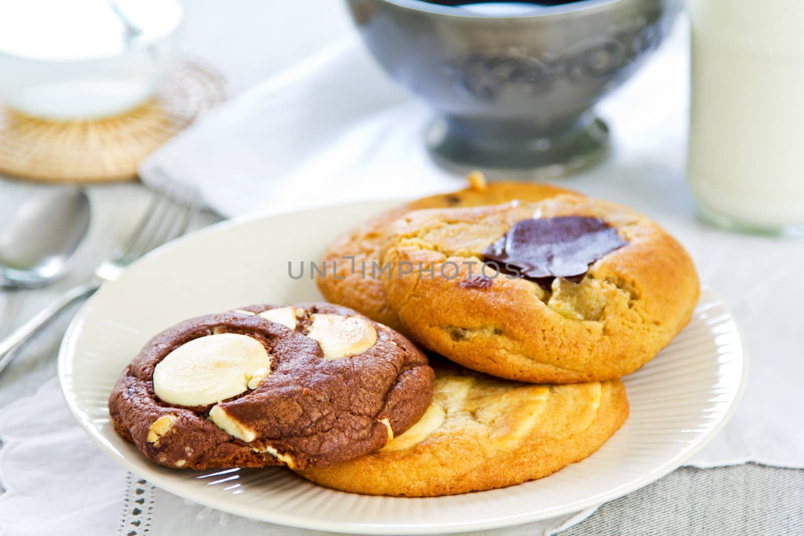 Soft cookies wth chocolate and white chocolate  by vanillaechoes