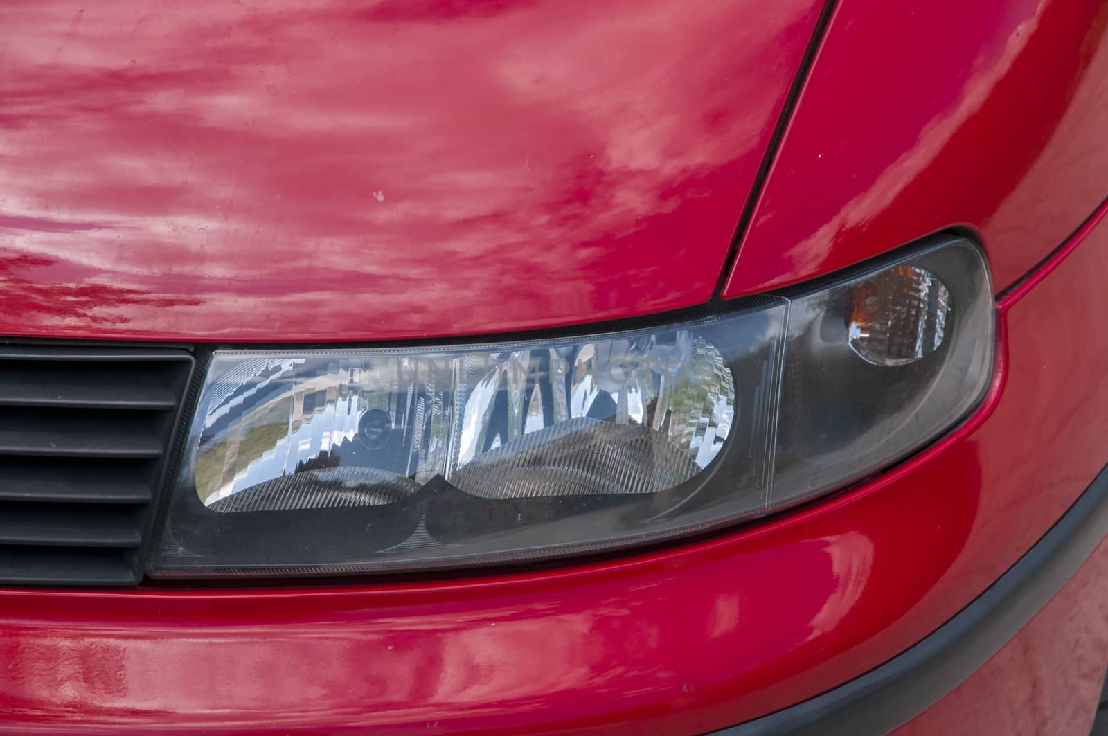 headlight of a red car