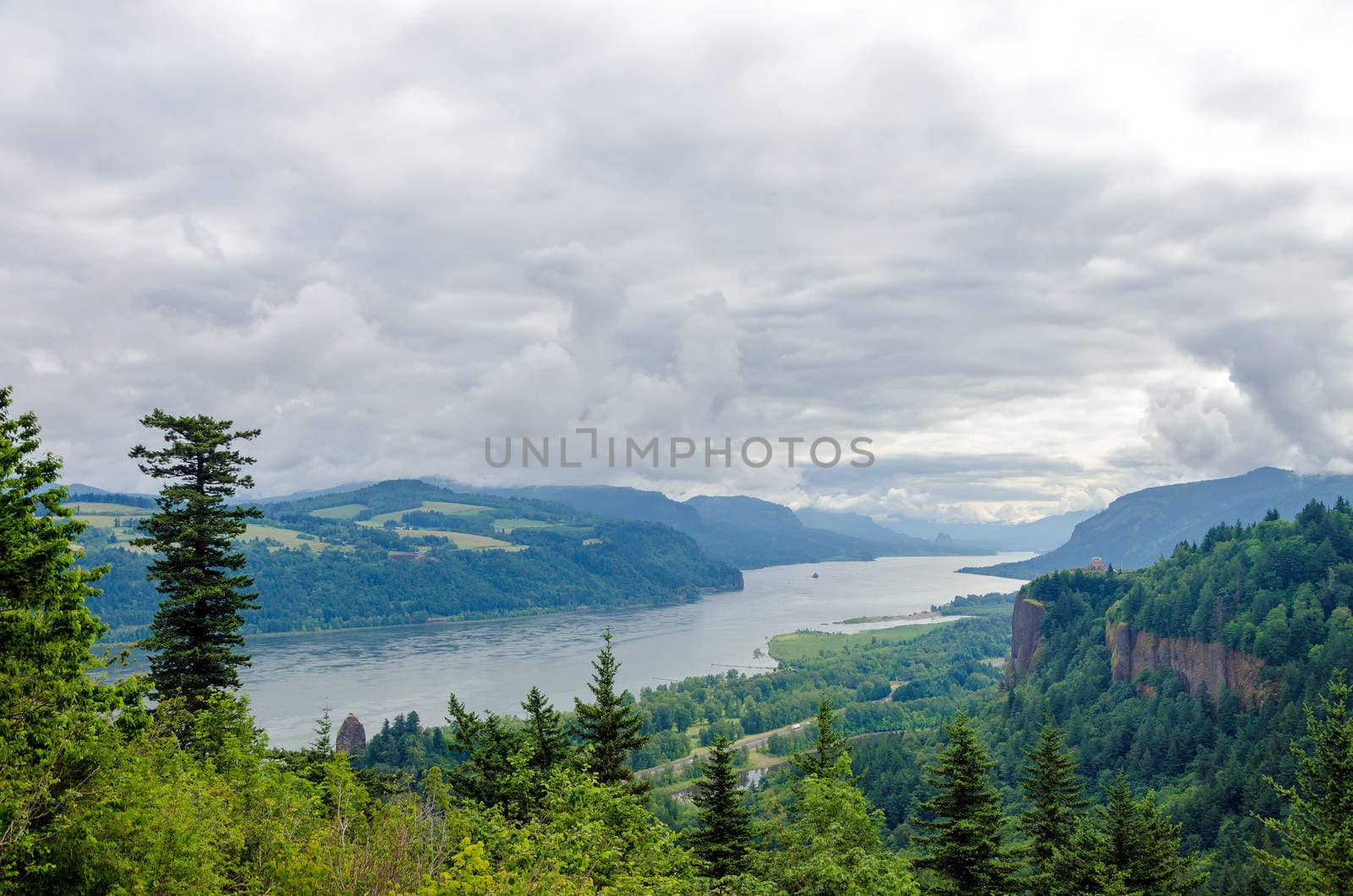 Cloudy day in the Columbia River Gorge in Oregon