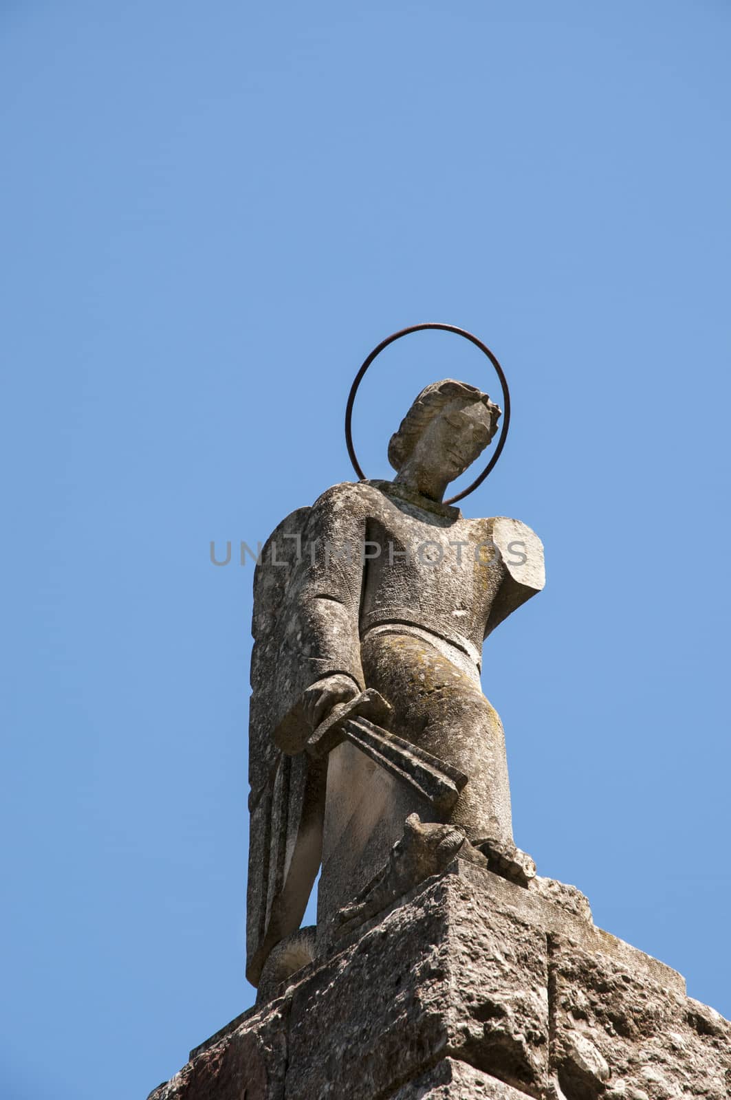 monument of an angel with the sky background