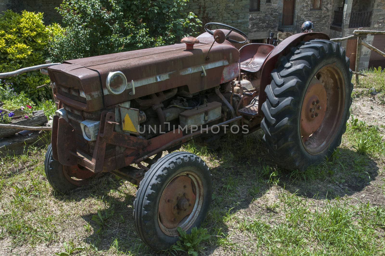 antique tractor by arnau2098