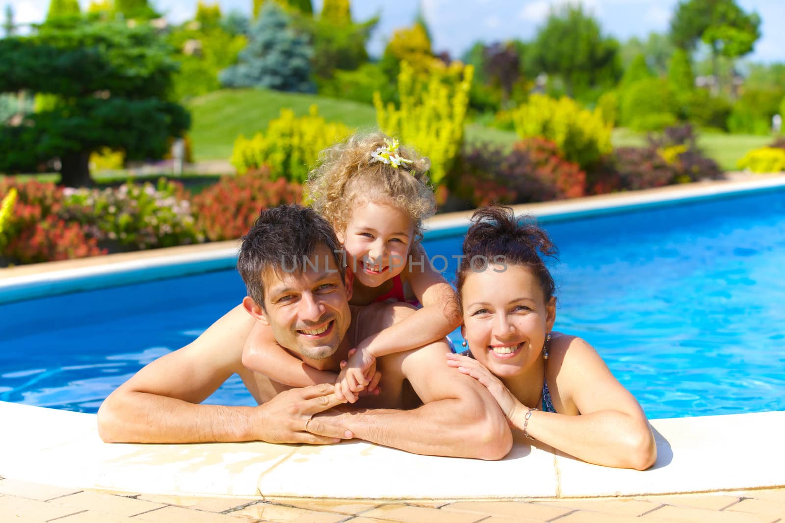 Family in the pool by maxoliki