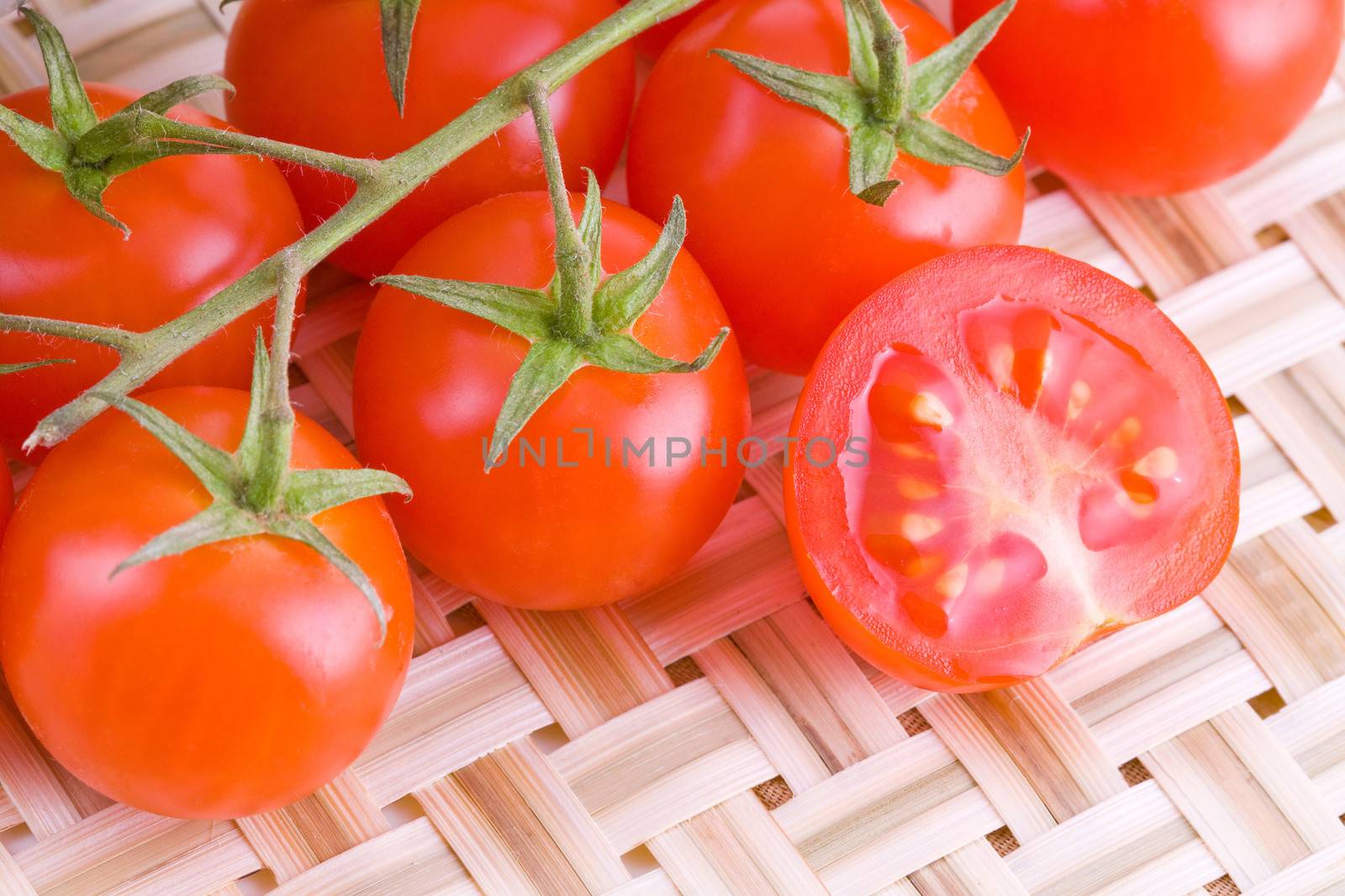 Bunch of tomatoes by Gbuglok