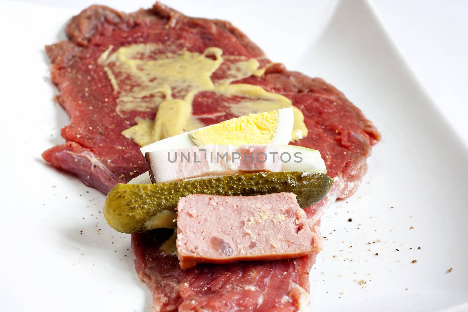 Olive - Spanish bird - this dish is steamed fillet of roast beef, filled with bacon, pickled cucumber, sausage and egg. Serve with dumplings or rice.
Despite the name of the recipe does not have anything to do with Spain or the bird.
Name of the dish comes from the court of Emperor Rudolf II. His mother was Marie of Austria and therefore the imperial court also cooked Spanish chefs. They also prepared veal rolls with stuffing, which were considered Spanish specialties.