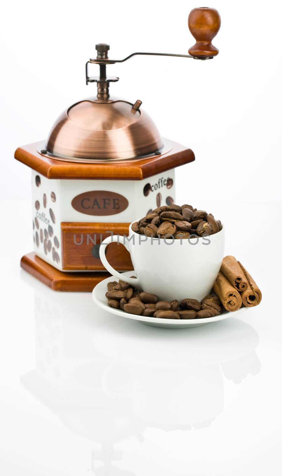 coffe mill and cup with beans