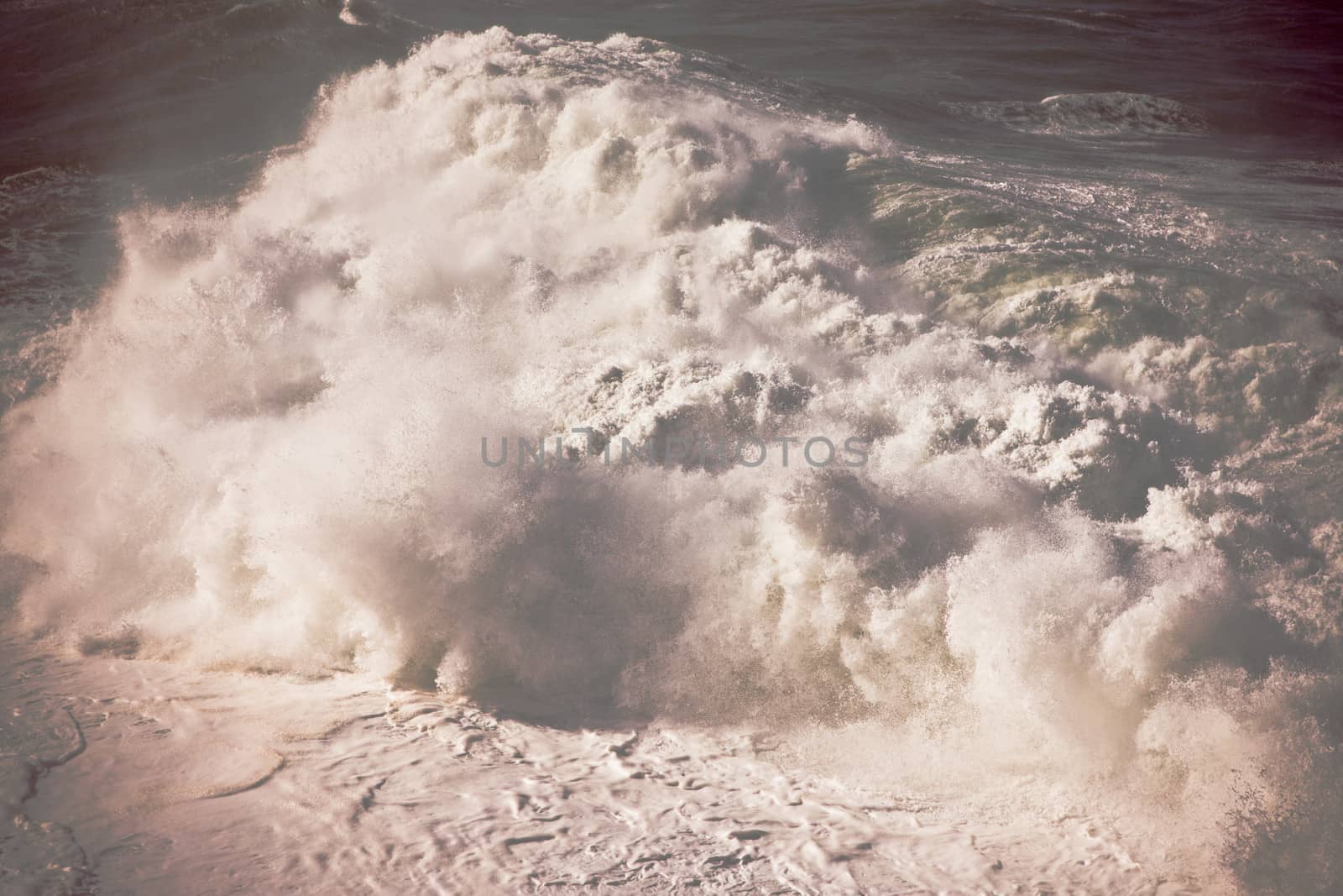 Foamy seething wave by jrstock