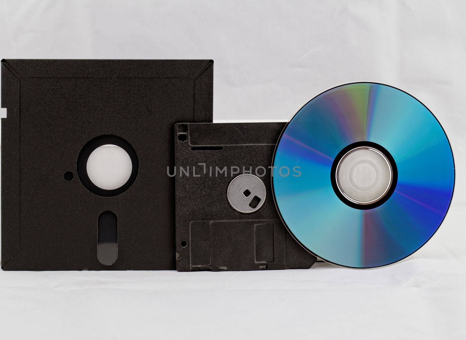 old fashion floppy an cd dvd by NagyDodo
