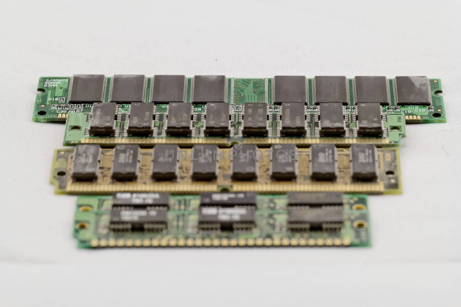 Many different computer memory modules (RAM, SD, DDR, EPROM)