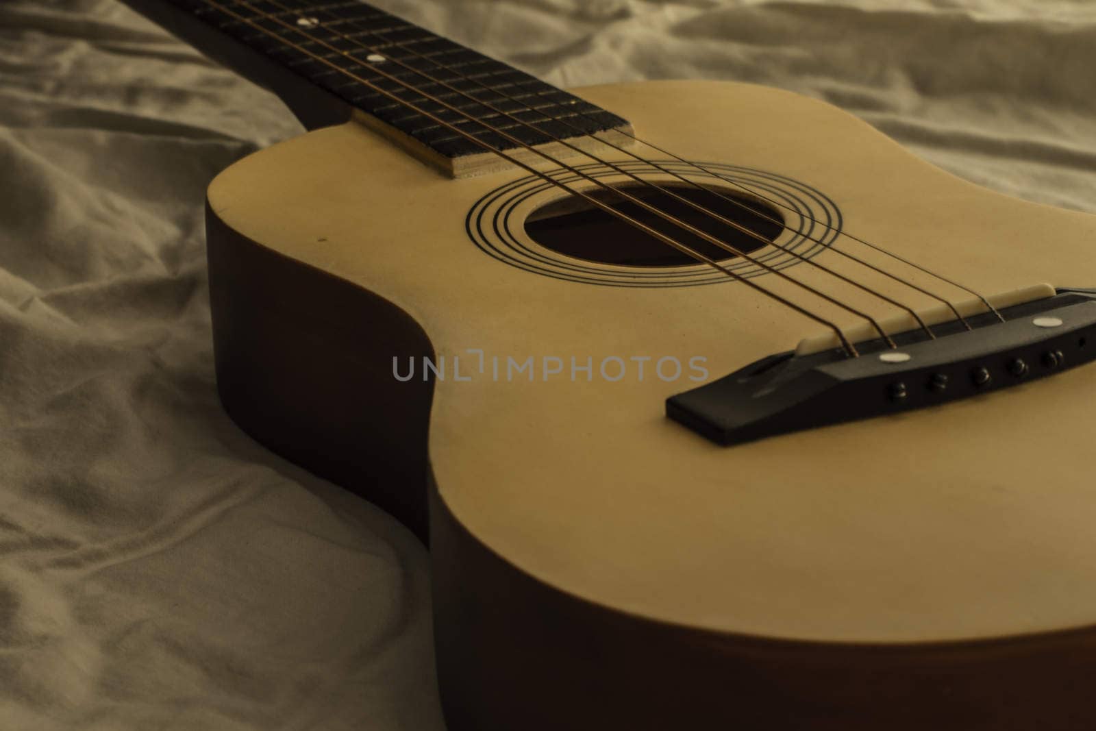 Sideview of an acoustic guitar body.