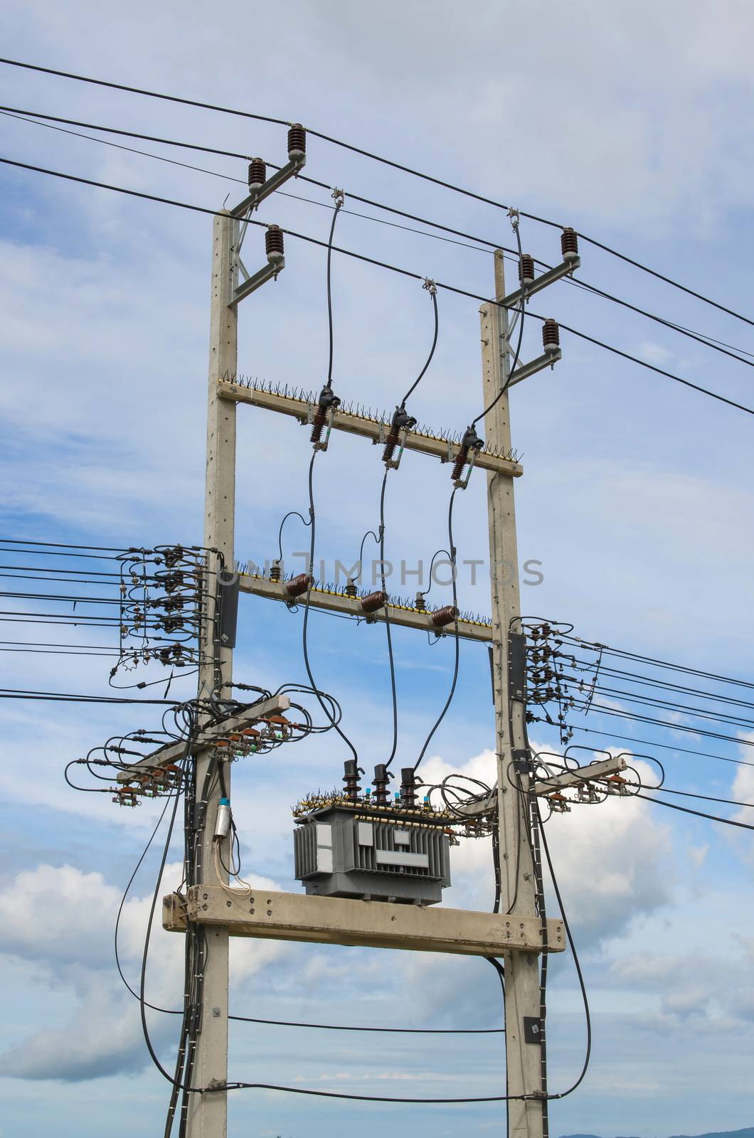 Electricity distribution transformer with cooling ribs 