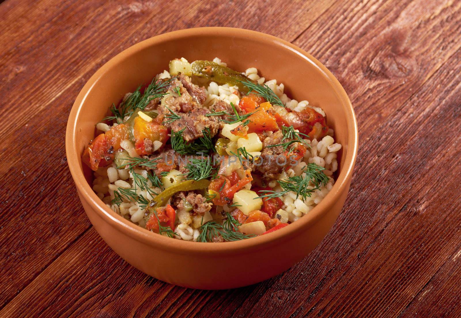 boiled pearl barley with meat and vegetable by Fanfo