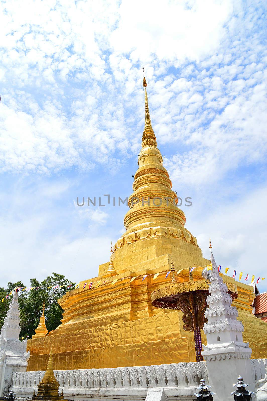 golden Pagoda at Wat Phra That Chae Haeng by Lekchangply