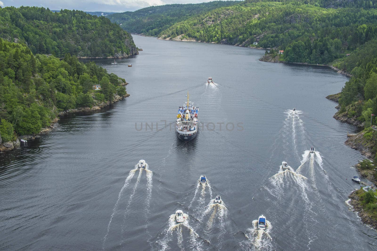 nrk are sailing with the old ms ragnvald jarl, in ringdalsfjord by steirus