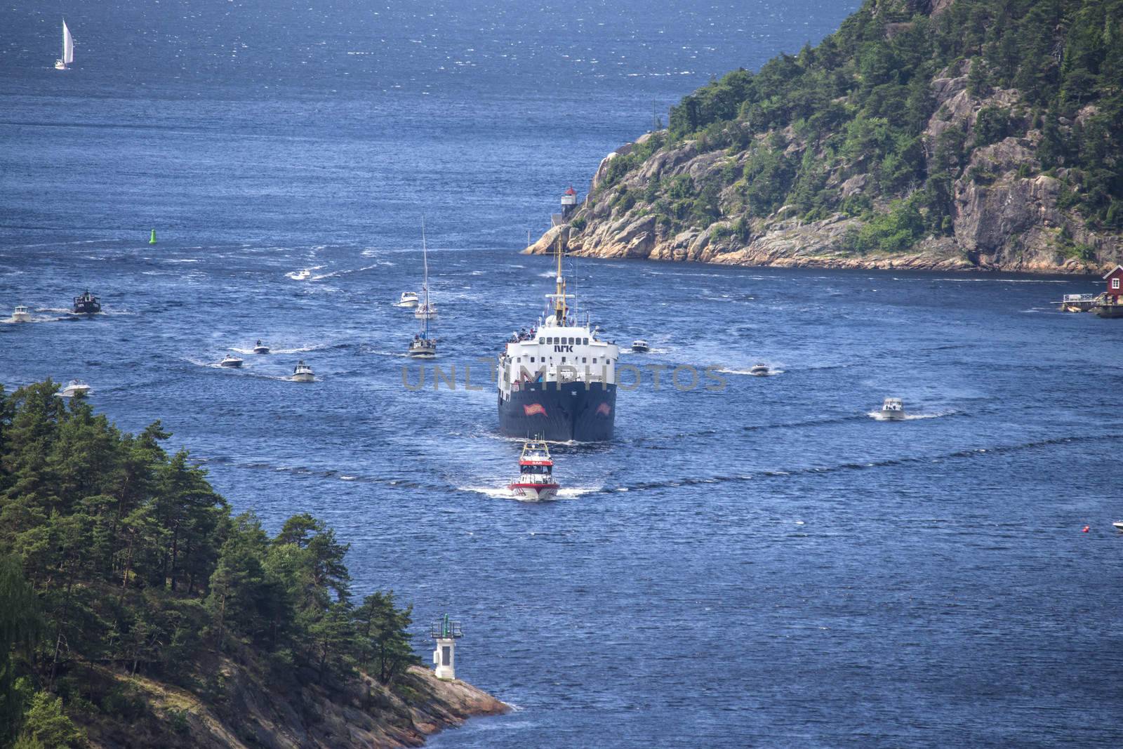 nrk are sailing with the old ms ragnvald jarl, in ringdalsfjord by steirus