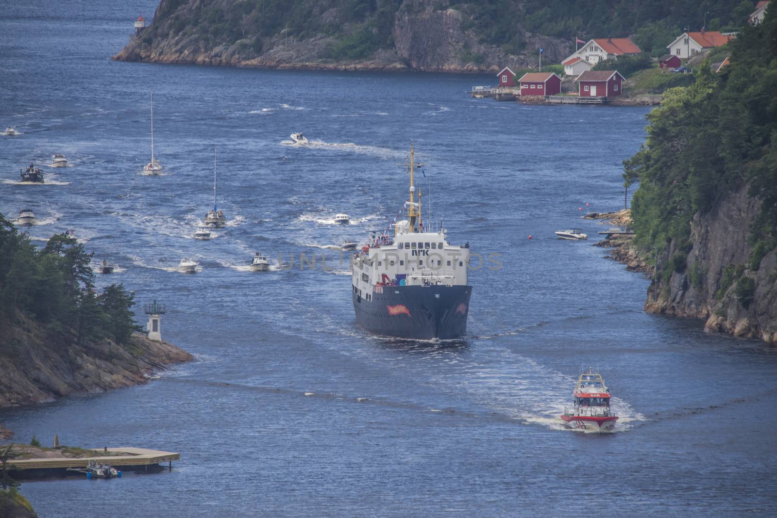 nrk are sailing with the old ms ragnvald jarl, in ringdalsfjord by steirus